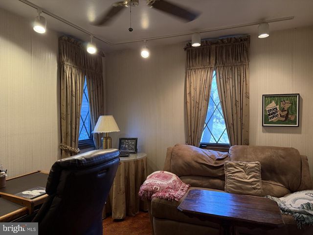 905 HAMILTON DR, Yardley, PA 19067