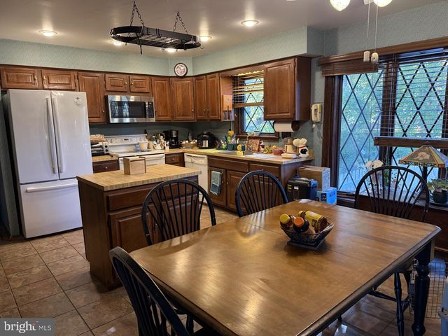 905 HAMILTON DR, Yardley, PA 19067