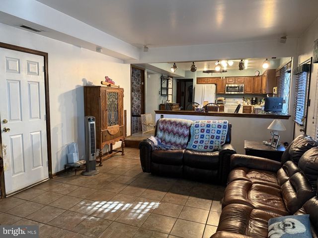 905 HAMILTON DR, Yardley, PA 19067