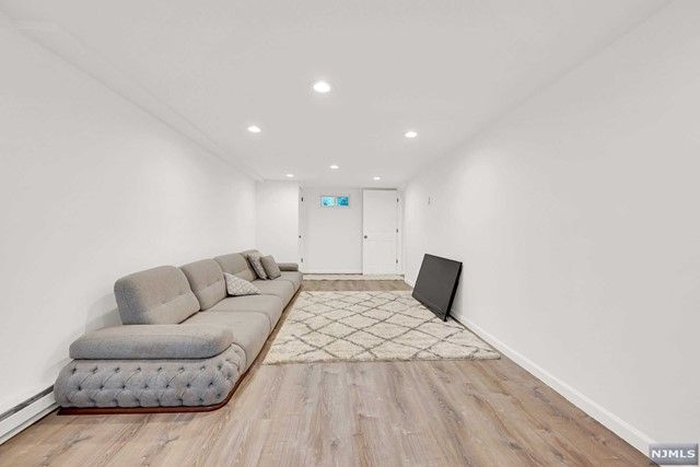 16 Harding Court, Park Ridge, NJ 07656