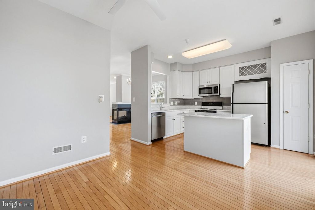 Image 12 of property listing at 9702 WASHINGTONIAN BLVD, Gaithersburg, MD 20878