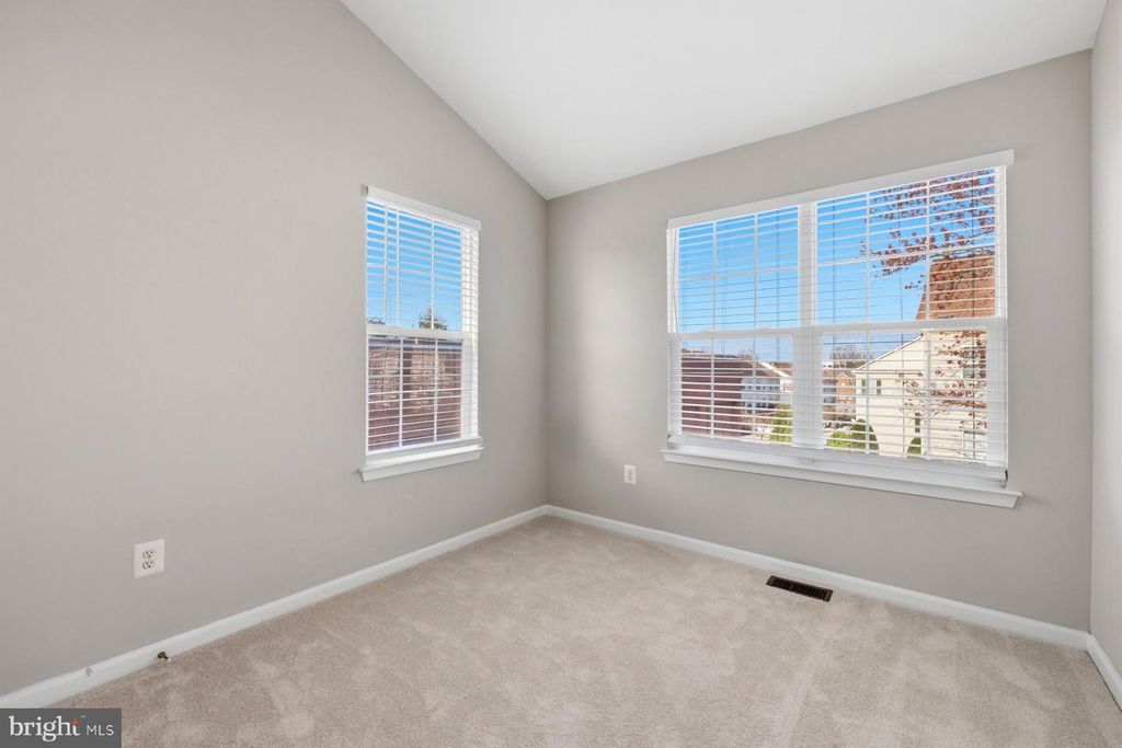 Image 13 of property listing at 9702 WASHINGTONIAN BLVD, Gaithersburg, MD 20878