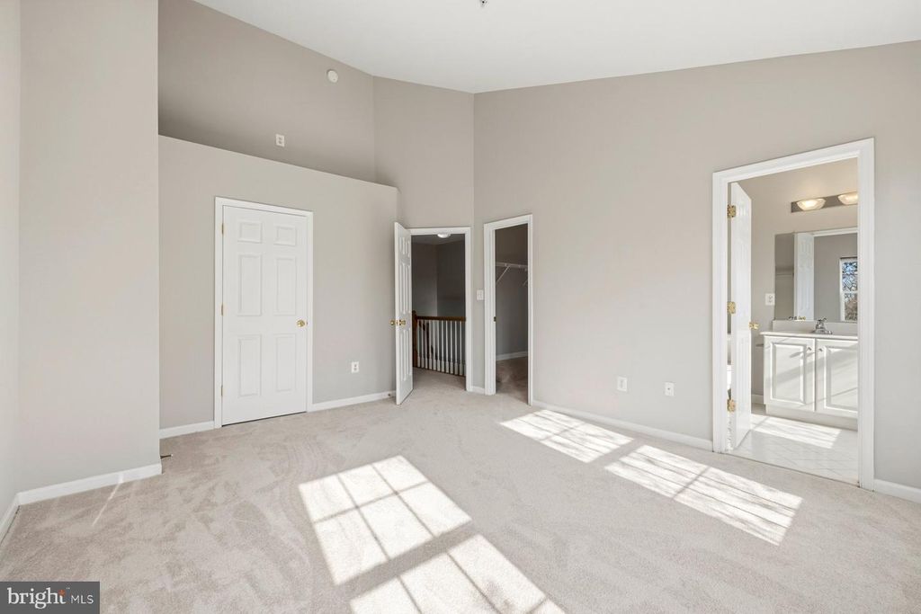 Image 16 of property listing at 9702 WASHINGTONIAN BLVD, Gaithersburg, MD 20878