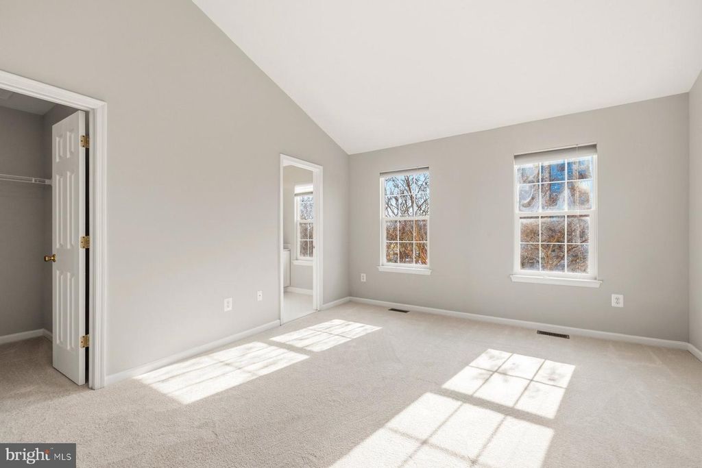 Image 17 of property listing at 9702 WASHINGTONIAN BLVD, Gaithersburg, MD 20878