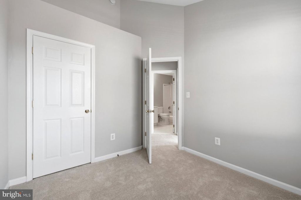 Image 19 of property listing at 9702 WASHINGTONIAN BLVD, Gaithersburg, MD 20878