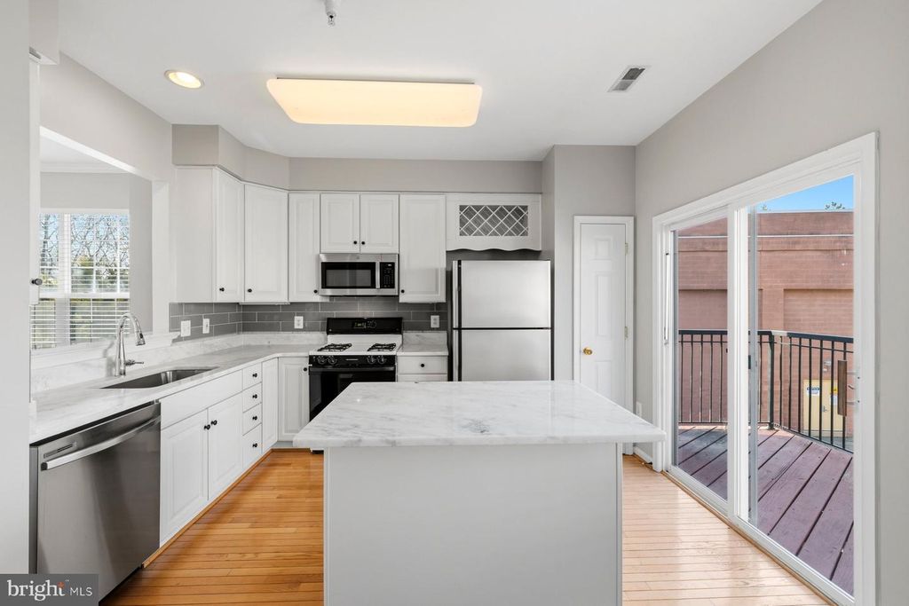 Image 23 of property listing at 9702 WASHINGTONIAN BLVD, Gaithersburg, MD 20878