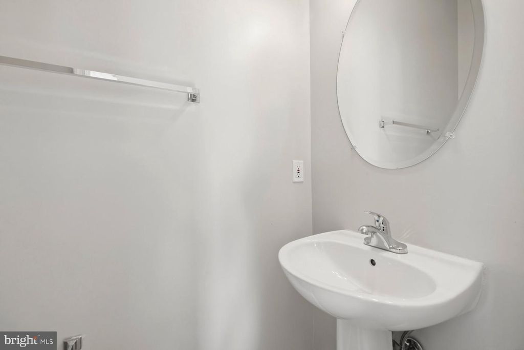 Image 27 of property listing at 9702 WASHINGTONIAN BLVD, Gaithersburg, MD 20878