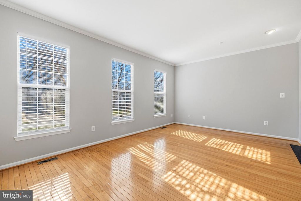 Image 5 of property listing at 9702 WASHINGTONIAN BLVD, Gaithersburg, MD 20878