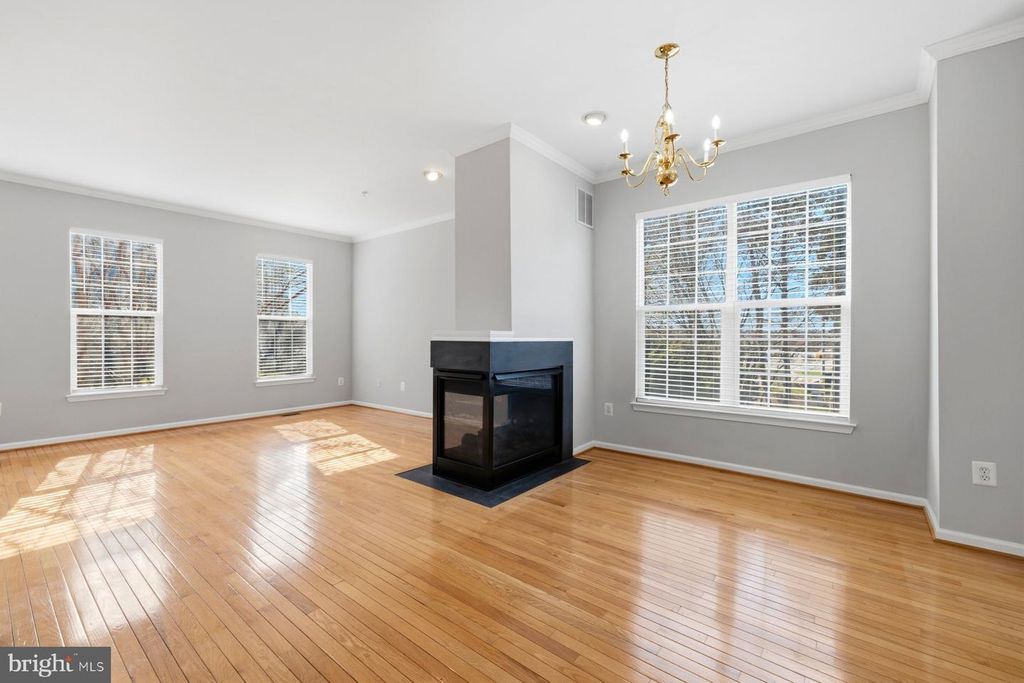 Image 6 of property listing at 9702 WASHINGTONIAN BLVD, Gaithersburg, MD 20878