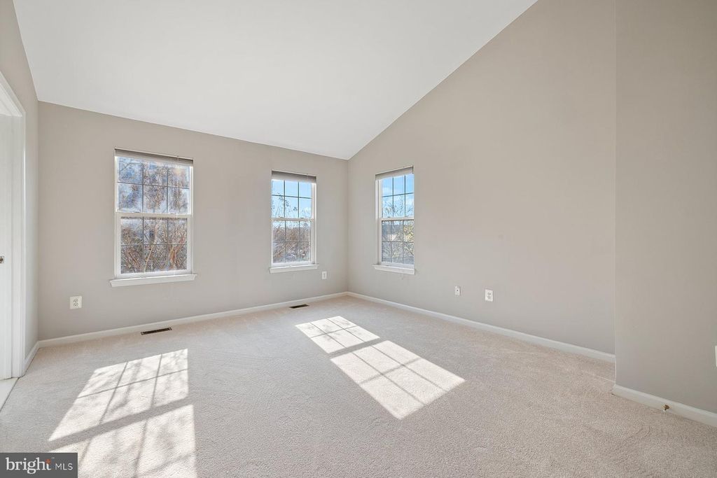 Image 8 of property listing at 9702 WASHINGTONIAN BLVD, Gaithersburg, MD 20878