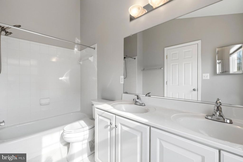 Image 9 of property listing at 9702 WASHINGTONIAN BLVD, Gaithersburg, MD 20878