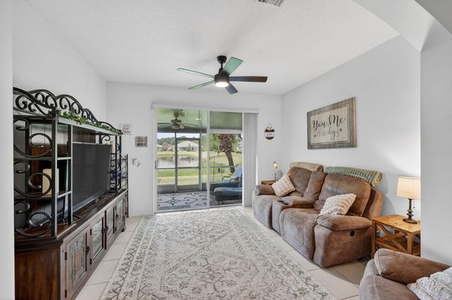 9572 N Crescent View Dr Drive N, Boynton Beach, FL 33437