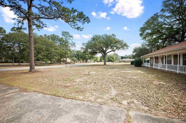 5621 Cardiman St, Milton, FL 32583