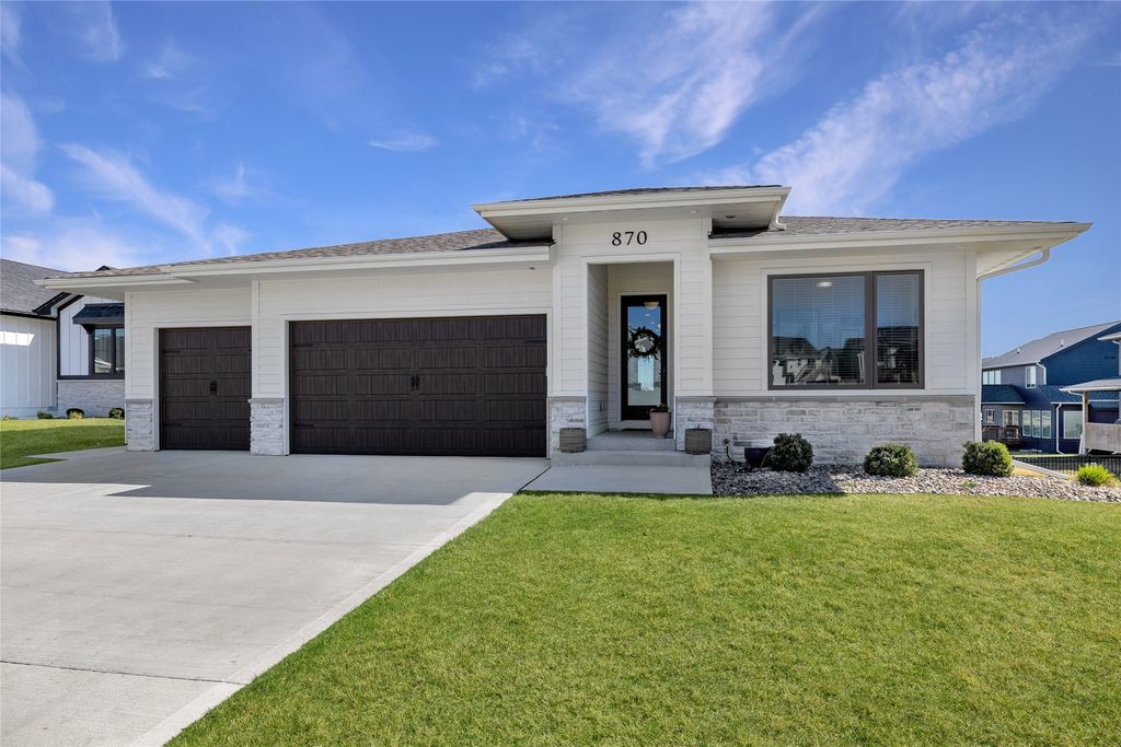 870 Augusta Court, Waukee, IA 50263