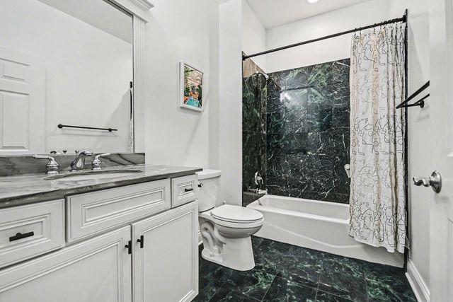 2222 W Belmont Avenue 202, Chicago, IL 60618