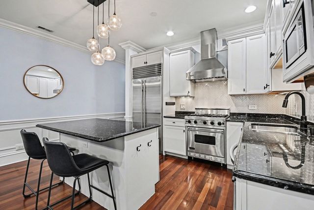 2222 W Belmont Avenue 202, Chicago, IL 60618