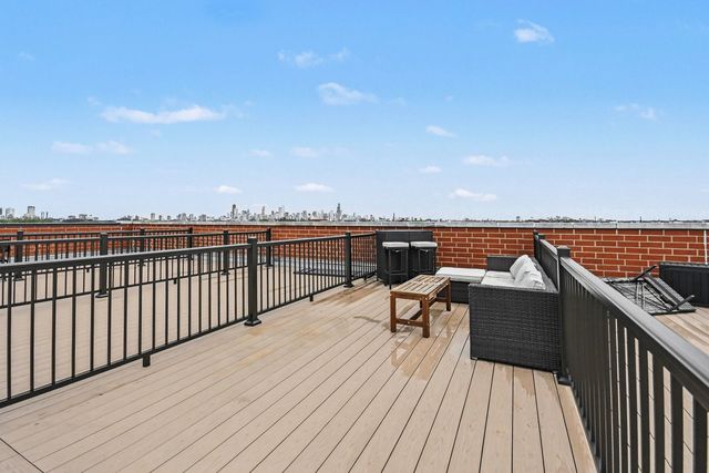 2222 W Belmont Avenue 202, Chicago, IL 60618