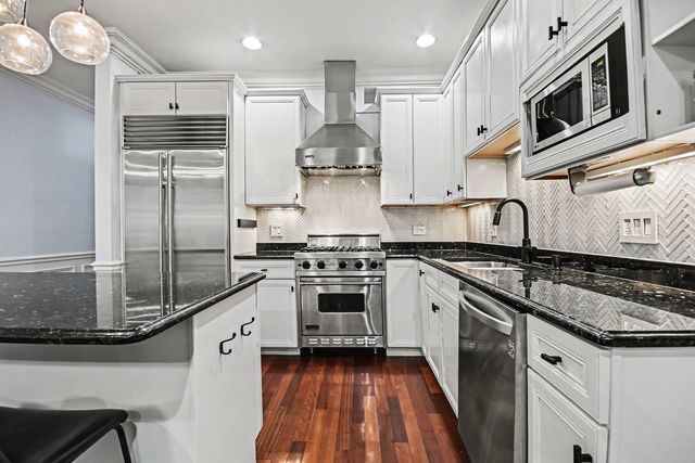 2222 W Belmont Avenue 202, Chicago, IL 60618