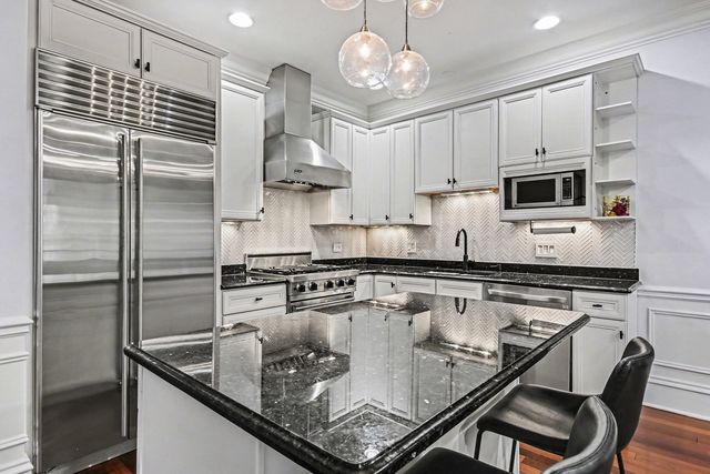 2222 W Belmont Avenue 202, Chicago, IL 60618