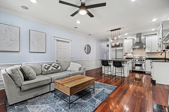 2222 W Belmont Avenue 202, Chicago, IL 60618