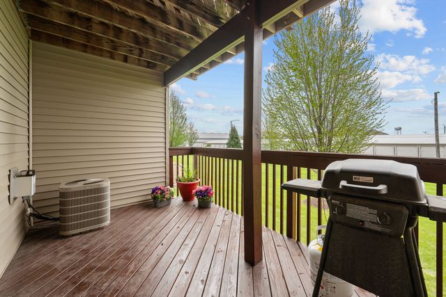 117 E PRICE Street 203, Eldridge, IA 52748
