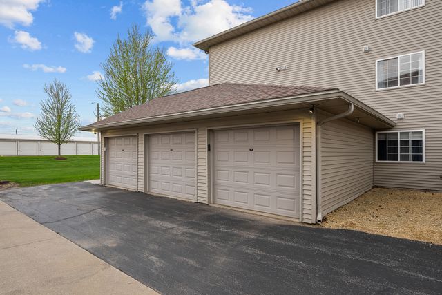 117 E PRICE Street 203, Eldridge, IA 52748