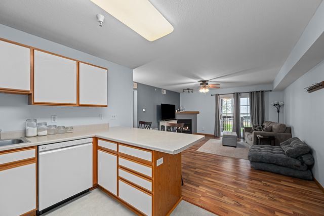 117 E PRICE Street 203, Eldridge, IA 52748