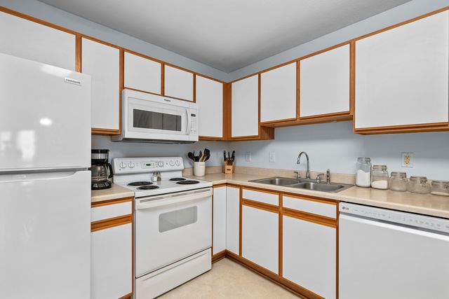 117 E PRICE Street 203, Eldridge, IA 52748