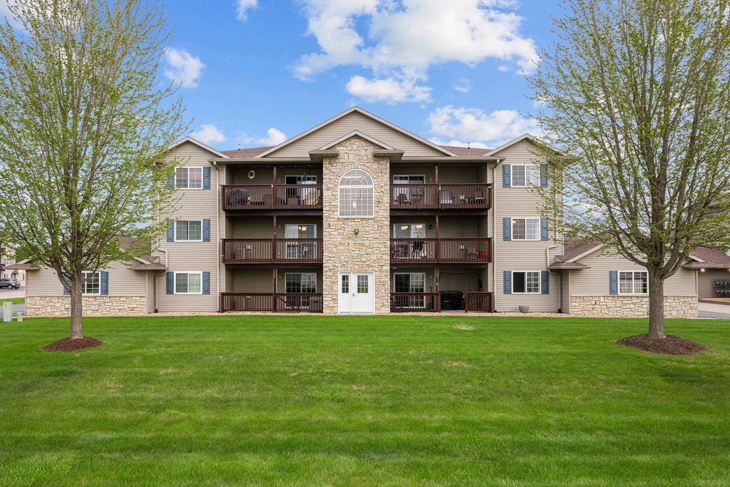 117 E PRICE Street 203, Eldridge, IA 52748