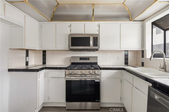 9144 Burnet 31, North Hills, CA 91343