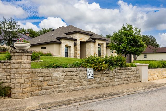 1810 Athens Ave, Kerrville, TX 78028