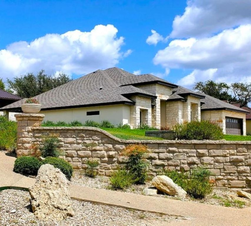 1810 Athens Ave, Kerrville, TX 78028