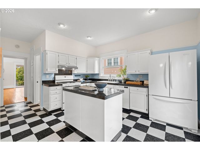 2930 Ne 24TH Ave, Portland, OR 97212