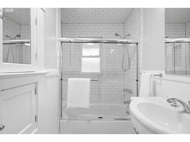 2930 Ne 24TH Ave, Portland, OR 97212