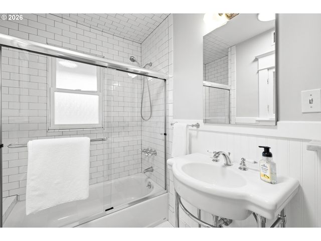 2930 Ne 24TH Ave, Portland, OR 97212