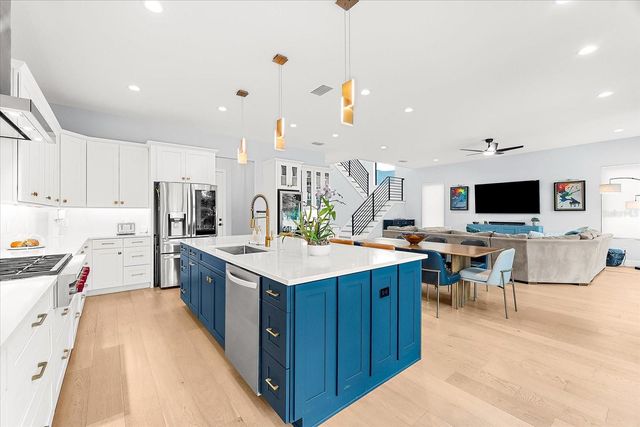 2707 RIDGEWOOD AVENUE, Tampa, FL 33602