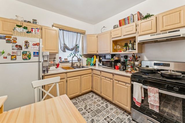 5222 W BERTEAU Avenue, Chicago, IL 60641