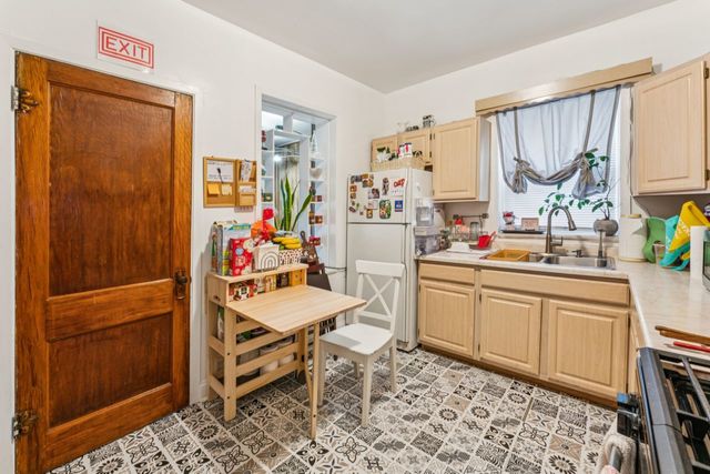 5222 W BERTEAU Avenue, Chicago, IL 60641