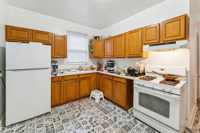 5222 W BERTEAU Avenue, Chicago, IL 60641