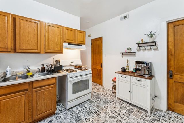 5222 W BERTEAU Avenue, Chicago, IL 60641