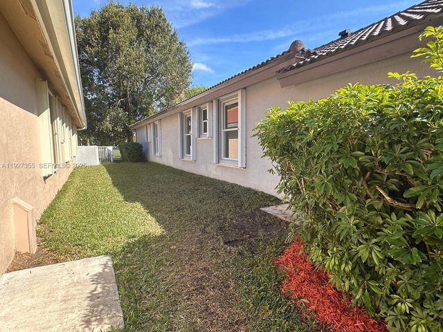 1081 SW 156th Ave, Pembroke Pines, FL 33027