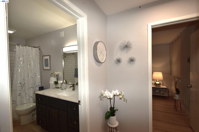 303 Adams St 109, Oakland, CA 94610