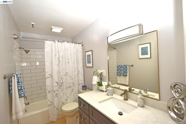 303 Adams St 109, Oakland, CA 94610