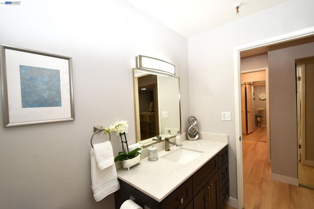 303 Adams St 109, Oakland, CA 94610