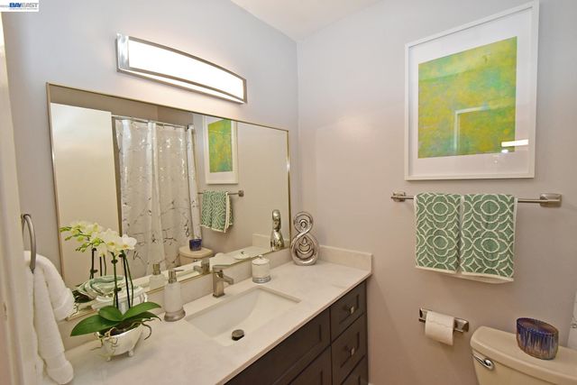 303 Adams St 109, Oakland, CA 94610