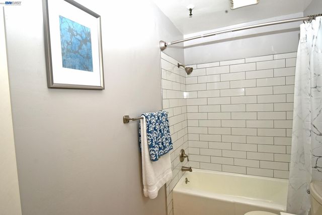 303 Adams St 109, Oakland, CA 94610