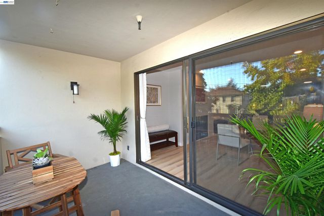 303 Adams St 109, Oakland, CA 94610