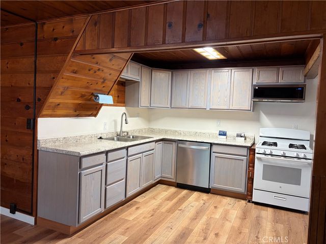 320 Sky View Lane, Crestline, CA 92325