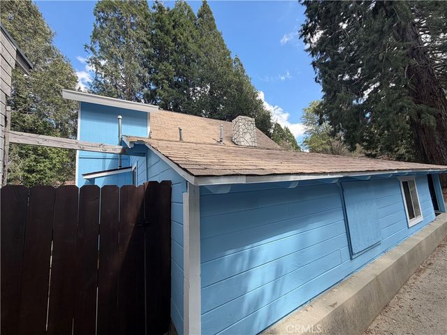 320 Sky View Lane, Crestline, CA 92325