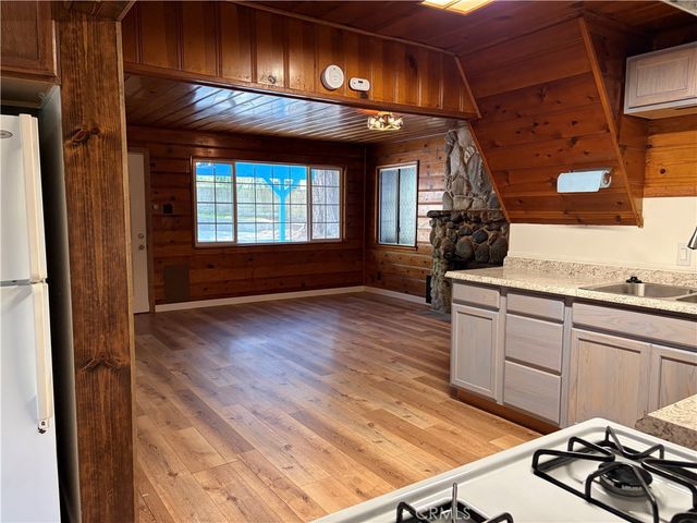 320 Sky View Lane, Crestline, CA 92325